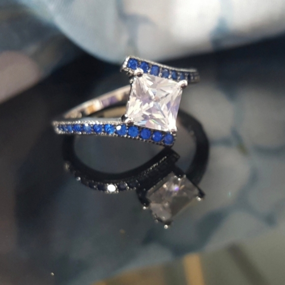 925 Sterling Silver Ring - Picture 3 of 11